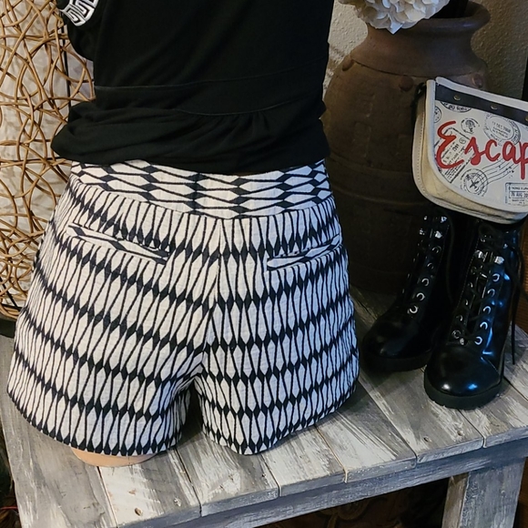 SHORTS BLACK WHITE GEOMETRIC PRINT,RETRO SHORT - Picture 5 of 16